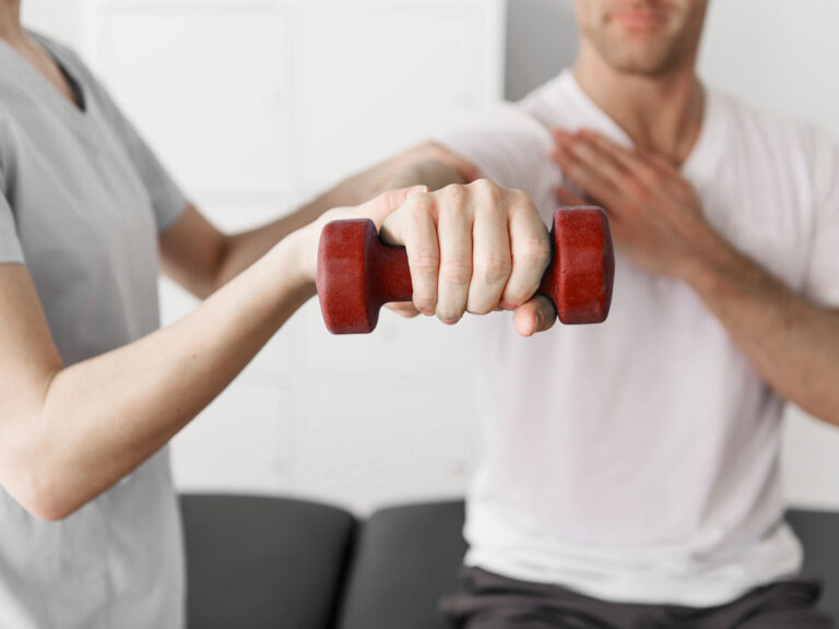 Uebung mit leichtem Gewicht Physio Spandau